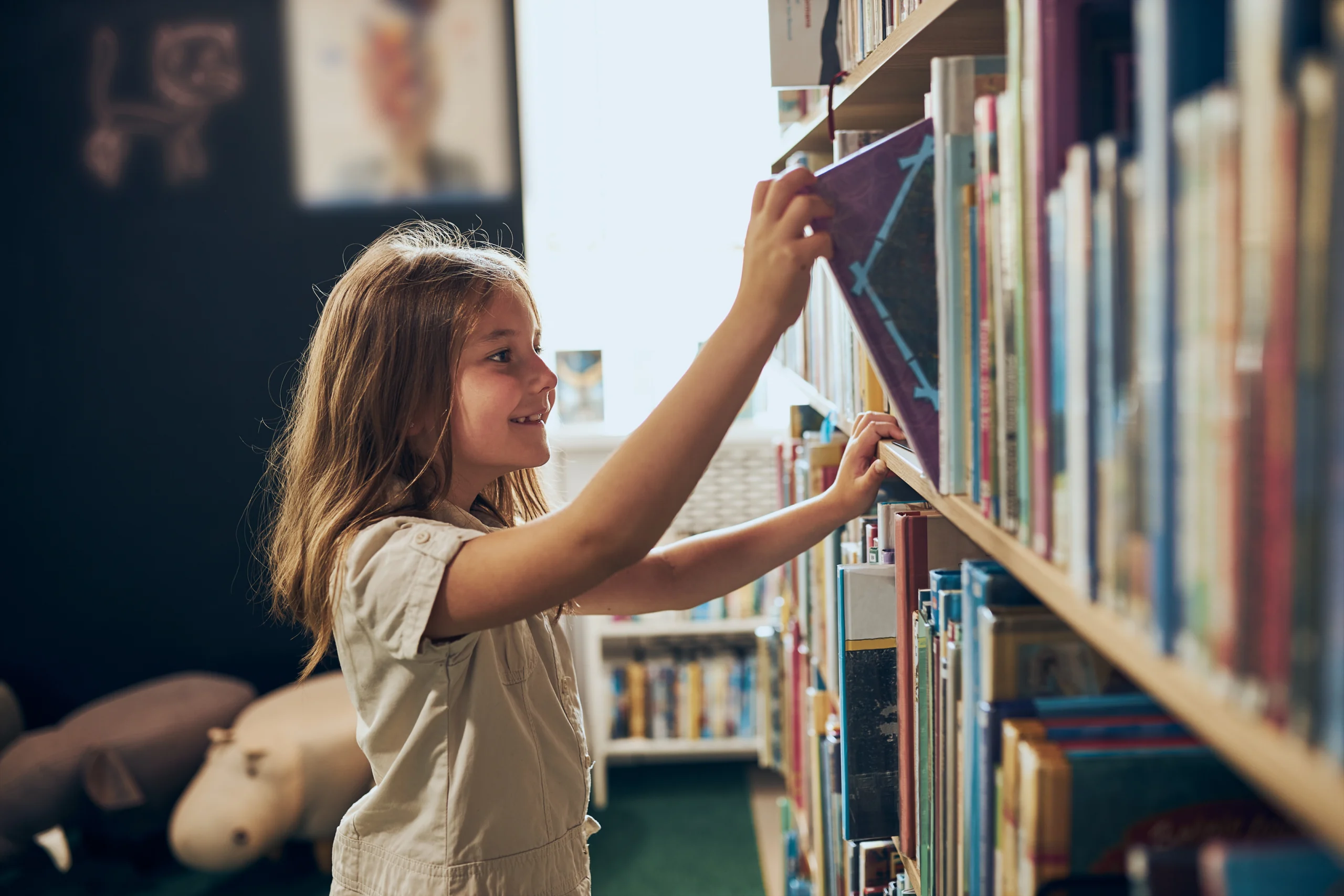 fille qui lit un livre les contes de nuage edition independante contes de fees
